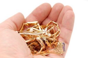 Vệ sinh trang sức vàng tây